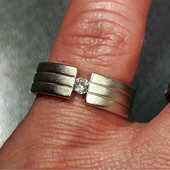 Womans / Mens brushed silver ring with zircon stone size 9 - Picture 2 of 3